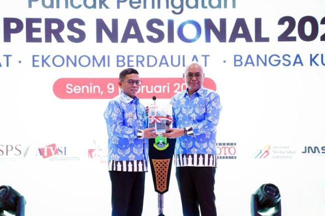 Gubernur Banten, Andra Soni, bersama Ketua PWI Pusat, Akhmad Munir, dalam puncak HPN 2026 di Kota Serang, Banten, Senin (9/2/2026). (Foto: Dok Pemprov Banten)