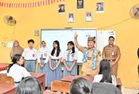 Gubernur Kalteng Agustiar Sabran didampingi ‎Plt Kepala Dinas Pendidikan Muhammad Reza Prabowo (kanan) saat menyapa pelajar SMA di Palangka Raya beberapa waktu lalu. (Foto: Dok Disdik Kalteng)