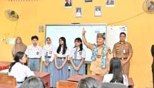 Gubernur Kalteng Agustiar Sabran didampingi Plt Kepala Dinas Pendidikan Muhammad Reza Prabowo (kanan) saat menyapa pelajar SMA di Palangka Raya beberapa waktu lalu. (Foto: Dok Disdik Kalteng)