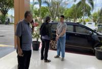 Kejati Kalteng mengamankan DPO kasus korupsi SAB Nindyo Purnomo (kanan) di Palangka Raya, Sabtu (7/2/2026). (Foto: Humas Kejati Kalteng)