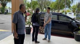 Kejati Kalteng mengamankan DPO kasus korupsi SAB Nindyo Purnomo (kanan) di Palangka Raya, Sabtu (7/2/2026). (Foto: Humas Kejati Kalteng)