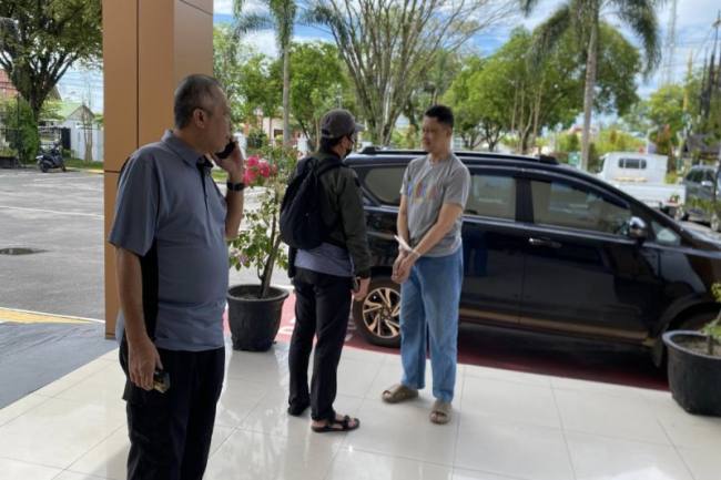 Kejati Kalteng mengamankan DPO kasus korupsi SAB Nindyo Purnomo (kanan) di Palangka Raya, Sabtu (7/2/2026). (Foto: Humas Kejati Kalteng)