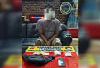 Terduga pelaku SM beserta barang bukti sabu saat diamankan Ditresnarkoba Polda Kalteng (6/2/2026). (Foto: Humas Polda Kalteng)