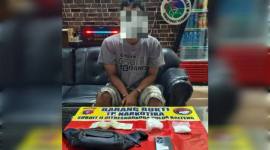 Terduga pelaku SM beserta barang bukti sabu saat diamankan Ditresnarkoba Polda Kalteng (6/2/2026). (Foto: Humas Polda Kalteng)