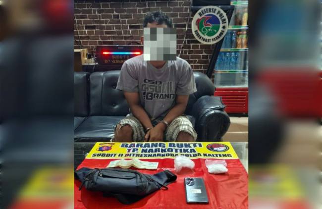 Terduga pelaku SM beserta barang bukti sabu saat diamankan Ditresnarkoba Polda Kalteng (6/2/2026). (Foto: Humas Polda Kalteng)