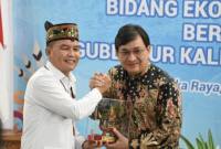 Gubernur Kalteng Agustiar Sabran memberikan cenderamata kepada Stafsus Presiden Bidang Ekraf Yovie Widianto di Palangka Raya, Selasa (10/2/2026). (SI/Dok Biro Adpim Pemprov Kalteng)