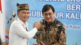 Gubernur Kalteng Agustiar Sabran memberikan cenderamata kepada Stafsus Presiden Bidang Ekraf Yovie Widianto di Palangka Raya, Selasa (10/2/2026). (SI/Dok Biro Adpim Pemprov Kalteng)