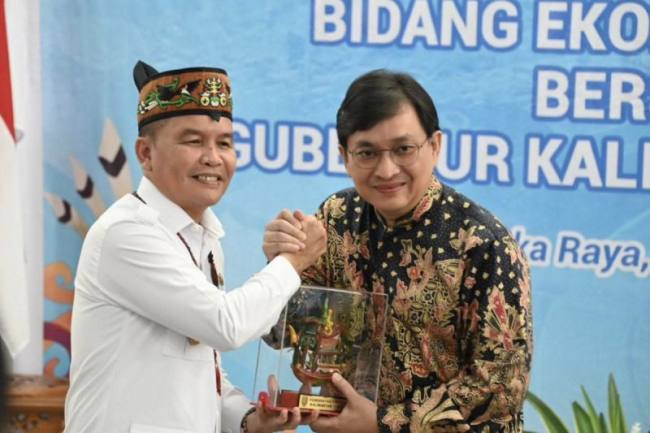 Gubernur Kalteng Agustiar Sabran memberikan cenderamata kepada Stafsus Presiden Bidang Ekraf Yovie Widianto di Palangka Raya, Selasa (10/2/2026). (SI/Dok Biro Adpim Pemprov Kalteng)