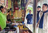 Kepala Kantor Bulog Wilayah Kalteng Budi Sultika berbincang dengan salah seorang pedagang di Pasar Kahayan Palangka Raya, Selasa (24/2/2026). (Antara/M Arif Hidayat)