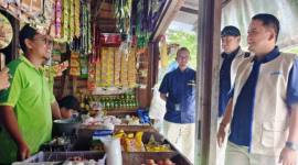 Kepala Kantor Bulog Wilayah Kalteng Budi Sultika berbincang dengan salah seorang pedagang di Pasar Kahayan Palangka Raya, Selasa (24/2/2026). (Antara/M Arif Hidayat)