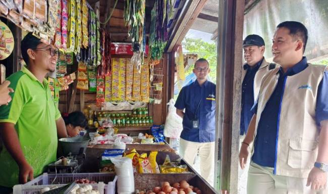 Kepala Kantor Bulog Wilayah Kalteng Budi Sultika berbincang dengan salah seorang pedagang di Pasar Kahayan Palangka Raya, Selasa (24/2/2026). (Antara/M Arif Hidayat)