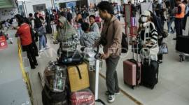 Sejumlah penumpang pesawat antre di terminal keberangkatan Bandara Tjilik Riwut, Palangka Raya, Kalimantan Tengah beberapa waktu lalu. (Dok Antara)
