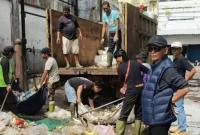 Kepala DLH Kotim Marjuki turun bersama timnya membersihkan sampah yang menumpuk di PPM Sampit, Sabtu (7/2/2026). (Dok DLH Kotim)