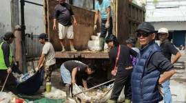 Kepala DLH Kotim Marjuki turun bersama timnya membersihkan sampah yang menumpuk di PPM Sampit, Sabtu (7/2/2026). (Dok DLH Kotim)