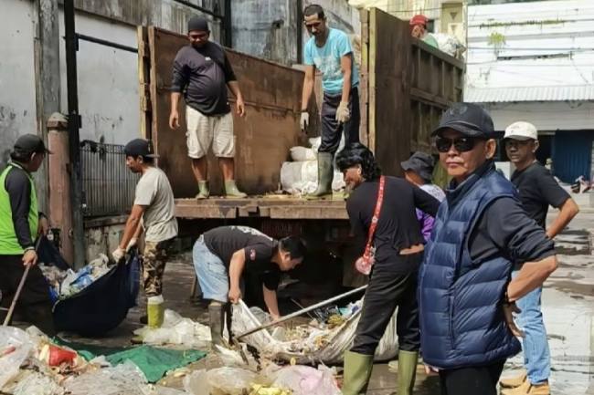 Kepala DLH Kotim Marjuki turun bersama timnya membersihkan sampah yang menumpuk di PPM Sampit, Sabtu (7/2/2026). (Dok DLH Kotim)