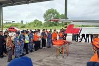 Jenazah pilot pesawat Pelita Air Service Capt Hendrick Lodewyck Adam (54) yang mengalami insiden di Krayan, Kabupaten Nunukan, Kalimantan Utara yang berhasil dievakuasi dibawa ke Tarakan, selanjutnya dibawa ke Jakarta, Jumat (20/2). (Antara Foto/Susylo Asmalyah)