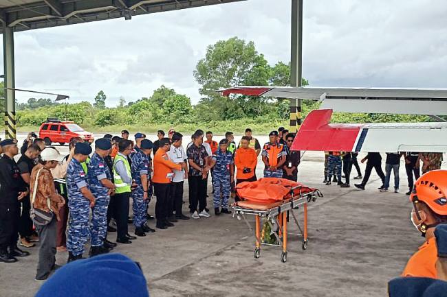 Jenazah pilot pesawat Pelita Air Service Capt Hendrick Lodewyck Adam (54) yang mengalami insiden di Krayan, Kabupaten Nunukan, Kalimantan Utara yang berhasil dievakuasi dibawa ke Tarakan, selanjutnya dibawa ke Jakarta, Jumat (20/2). (Antara Foto/Susylo Asmalyah)