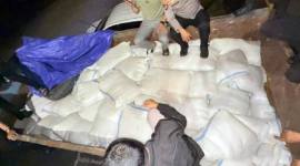 Petugas Unit Patroli 110 dan Operasi Pekat Mahakam 2026 Polresta Samarinda menggeledah truk bermuatan minuman keras, di Samarinda, Kaltim, Senin (23/2/2026). (Dok Polresta Samarinda)
