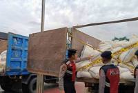 Polresta Samarinda sita 9,8 ton minuman keras yang diangkut dua truk. (Antara/A Rifandi)