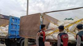 Polresta Samarinda sita 9,8 ton minuman keras yang diangkut dua truk. (Antara/A Rifandi)