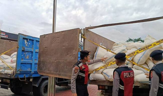 Polresta Samarinda sita 9,8 ton minuman keras yang diangkut dua truk. (Antara/A Rifandi)