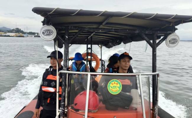 Tim SAR gabungan melakukan pencarian terhadap seorang nelayan lansia yang diduga hilang saat melaut di perairan Pulau Sebuku, Kabupaten Kotabaru, Kalimantan Selatan, Selasa (24/2/2026). (Dok Kantor SAR Banjarmasin)