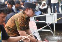 
Bupati Sujiwo ikut memancing pada festival memancing ngabuburit yang dilaksanakan di depan Kantor Bupati Kubu Raya, Jl Ahmad Yani 2, Sungai Raya, Jumat (20/2/2026). (Dok Prokopim Kubu Raya)