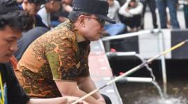 
Bupati Sujiwo ikut memancing pada festival memancing ngabuburit yang dilaksanakan di depan Kantor Bupati Kubu Raya, Jl Ahmad Yani 2, Sungai Raya, Jumat (20/2/2026). (Dok Prokopim Kubu Raya)