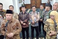 Menteri Perhubungan (Menhub) Dudy Purwagandhi bersama Gubernur Jatim Khofifah Indar Parawansa memberikan keterangan usai rapat koordinasi persiapan angkutan Lebaran di Gedung Negara Grahadi Surabaya, Jawa Timur, Jumat (20/2/2026). (Antara Foto/Willi Irawan)