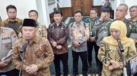 Menteri Perhubungan (Menhub) Dudy Purwagandhi bersama Gubernur Jatim Khofifah Indar Parawansa memberikan keterangan usai rapat koordinasi persiapan angkutan Lebaran di Gedung Negara Grahadi Surabaya, Jawa Timur, Jumat (20/2/2026). (Antara Foto/Willi Irawan)