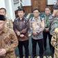 Menteri Perhubungan (Menhub) Dudy Purwagandhi bersama Gubernur Jatim Khofifah Indar Parawansa memberikan keterangan usai rapat koordinasi persiapan angkutan Lebaran di Gedung Negara Grahadi Surabaya, Jawa Timur, Jumat (20/2/2026). (Antara Foto/Willi Irawan)