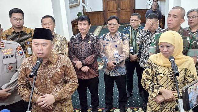 Menteri Perhubungan (Menhub) Dudy Purwagandhi bersama Gubernur Jatim Khofifah Indar Parawansa memberikan keterangan usai rapat koordinasi persiapan angkutan Lebaran di Gedung Negara Grahadi Surabaya, Jawa Timur, Jumat (20/2/2026). (Antara Foto/Willi Irawan)