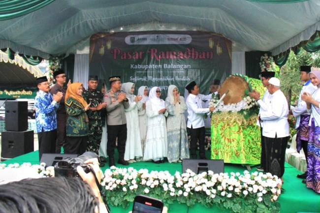 Ketua DPRD Kabupaten Balangan, Hj. Linda Wati, tutur berhadir dan menyaksikan pembukaan pasar wadai ramadan setempat