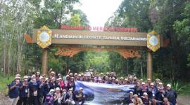 Pintu gerbang Taman Hutan Raya (Tahura) Sultan Adam yang memiliki banyak destinasi wisata situs Geopark Meratus di Kabupaten Banjar, Kalimantan Selatan. (Foto: meratusgeopark.org)