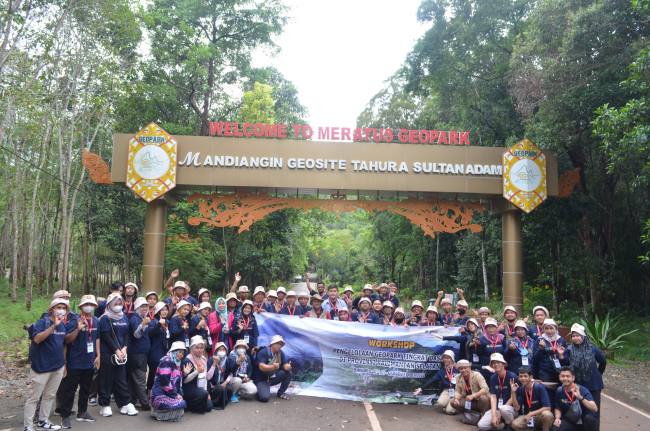 Pintu gerbang Taman Hutan Raya (Tahura) Sultan Adam yang memiliki banyak destinasi wisata situs Geopark Meratus di Kabupaten Banjar, Kalimantan Selatan. (Foto: meratusgeopark.org)