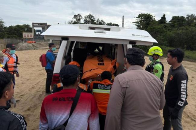 Tim gabungan mengevaluasi jenazah Dwi Fangga Ali (32) korban terseret arus Sungai Rungan Gunung Mas, Selasa (3/2/2026). (Foto: Dok Polres Gumas)