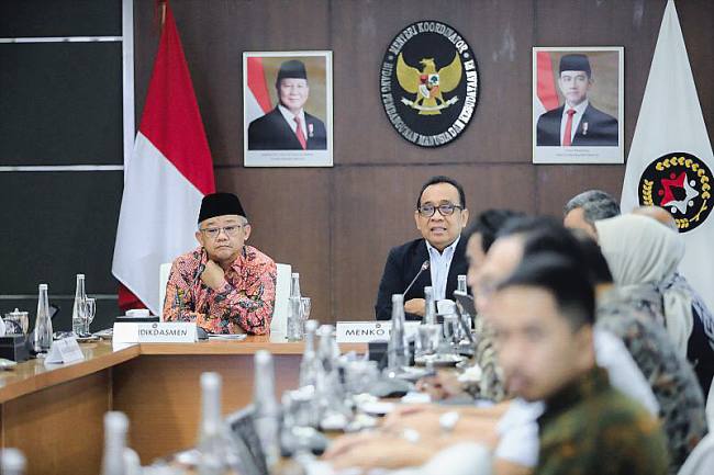 Menteri Koordinator Bidang Pembangunan Manusia dan Kebudayaan (Menko PMK) Pratikno dan Menteri Pendidikan Dasar dan Menengah Abdul Mu'ti saat rapat tingkat menteri di Kantor Kemenko PMK, Jakarta, Kamis (4/2/2026). (Foto: Dok Kemenko PMK)