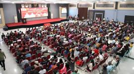 Pemkot Singkawang, Kalbar memberikan angpao jelang Imlek kepada ratusan lansia di Singkawang, Jumat (6/2/2026). (Foto: ANTARA/Narwati)