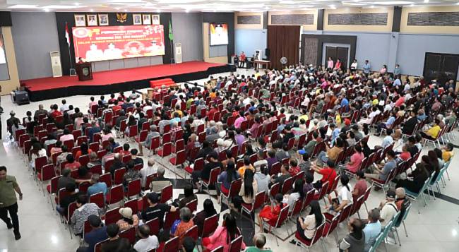 Pemkot Singkawang, Kalbar memberikan angpao jelang Imlek kepada ratusan lansia di Singkawang, Jumat (6/2/2026). (Foto: ANTARA/Narwati)