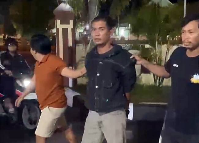 AG (39), terduga pelaku penipuan dengan modus sedekah Al-Qur'an ditangkap Kepolisian Sektor Pahandut, Kalimantan Tengah. (Foto: Istimewa)