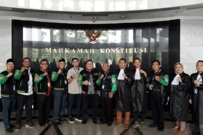 Jajaran pengurus AMPHURI saat mengajukan uji materiil ke Mahkamah Konstitusi soal UU Penyelenggaraan Haji dan Umrah. (Dok AMPHURI)