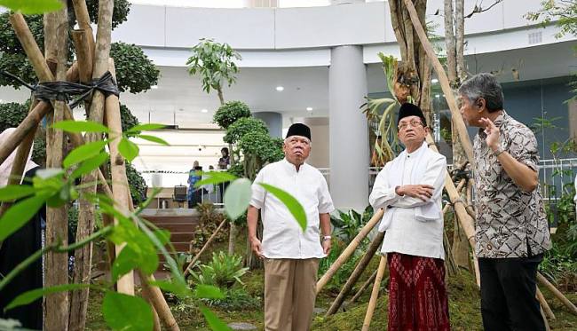 Menteri Agama Nasaruddin Umar (tengah) bersama Kepala OIKN Basuki Hadimuljono (kiri) saat melakukan kunjungan ke ibu kota baru Indonesia saat Ramadan. (Dok Humas OIKN)