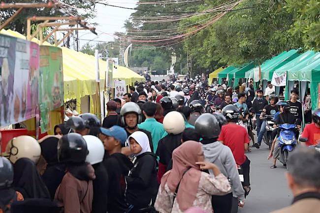 Situasi pasar Juadah yang berada di depan Mess Daerah Jalan Merdeka, Kecamatan Singkawang Tengah, Kota Singkawang, Kalimantan Barat, Minggu (22/2/2026). (Antara Foto/Narwati)
