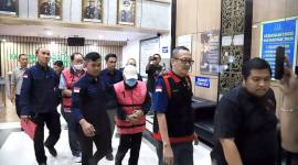 Kejati Kaltim menahan DA selaku Direktur dan GT selaku Direktur Utama yang memimpin PT JMB, PT ABE, serta PT KRA, atas dugaan korupsi lahan transmigrasi. (Dok Kejati Kaltim)