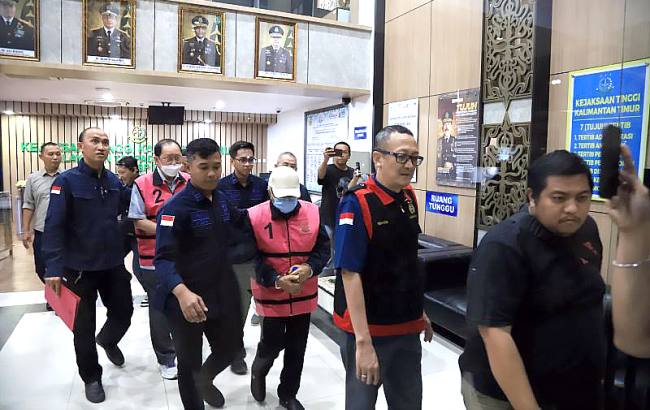 Kejati Kaltim menahan DA selaku Direktur dan GT selaku Direktur Utama yang memimpin PT JMB, PT ABE, serta PT KRA, atas dugaan korupsi lahan transmigrasi. (Dok Kejati Kaltim)