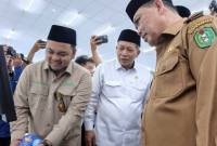Menteri Koperasi RI Ferry Juliantono di dampingi Gubernur Kalbar Ria Norsan, Bupati Kubu Raya Sujiwo, dan Ketua Pengurus ToraSera Abdusalam, Gus Anas mengecek harga produk yang di jual di ToraSera PP Abdusalam dengan mesin pemindai harga, Senin (9/2/2026). (Foto: Antara/Rendra Oxtora)
