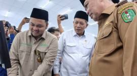 Menteri Koperasi RI Ferry Juliantono di dampingi Gubernur Kalbar Ria Norsan, Bupati Kubu Raya Sujiwo, dan Ketua Pengurus ToraSera Abdusalam, Gus Anas mengecek harga produk yang di jual di ToraSera PP Abdusalam dengan mesin pemindai harga, Senin (9/2/2026). (Foto: Antara/Rendra Oxtora)
