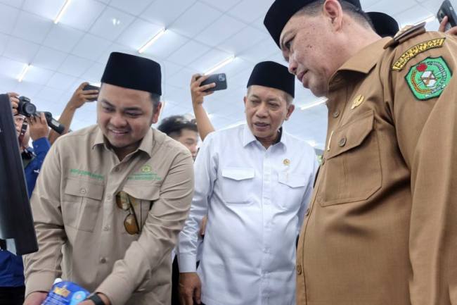 Menteri Koperasi RI Ferry Juliantono di dampingi Gubernur Kalbar Ria Norsan, Bupati Kubu Raya Sujiwo, dan Ketua Pengurus ToraSera Abdusalam, Gus Anas mengecek harga produk yang di jual di ToraSera PP Abdusalam dengan mesin pemindai harga, Senin (9/2/2026). (Foto: Antara/Rendra Oxtora)
