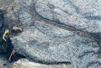 Foto udara petugas mengoperasikan eskavator di Tempat Pemrosesan Akhir (TPA) di Sambutan, Samarinda, Kalimantan Timur. (Foto: Dokumentasi M Risyal Hidayat)