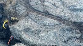 Foto udara petugas mengoperasikan eskavator di Tempat Pemrosesan Akhir (TPA) di Sambutan, Samarinda, Kalimantan Timur. (Foto: Dokumentasi M Risyal Hidayat)